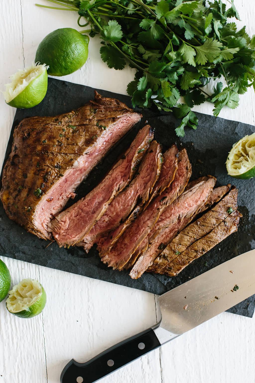 Ein einfaches, köstliches und geschmackvolles Carne Asada Rezept. Dieses marinierte und gegrillte Rindfleisch kommt dem authentischen Geschmack, den man in Mexiko finden würde, verdammt nah und ist perfekt für Tacos, Bowls oder Salate.