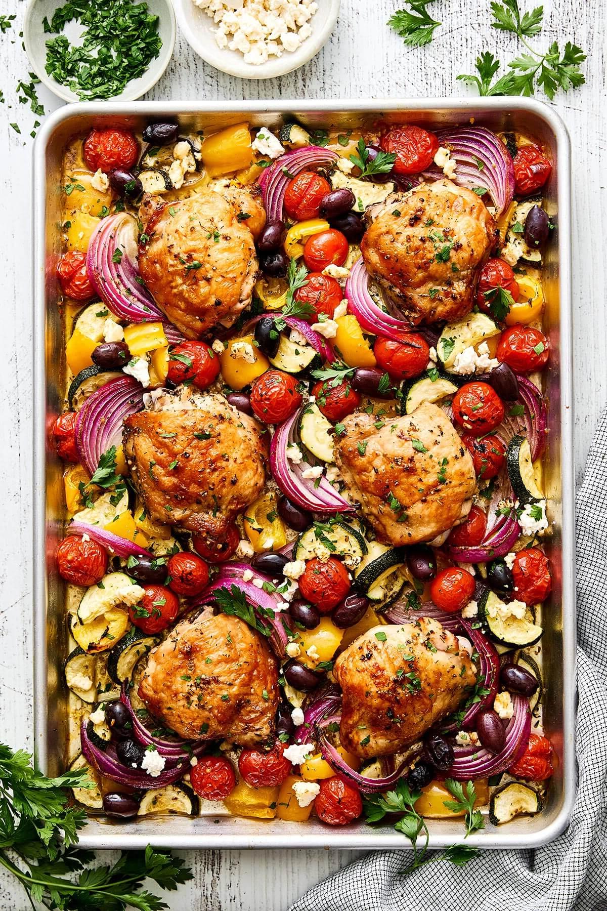 Die 60+ besten Mittelmeer-Diät-Rezepte 9 Griechisches Backblech-Hähnchen.