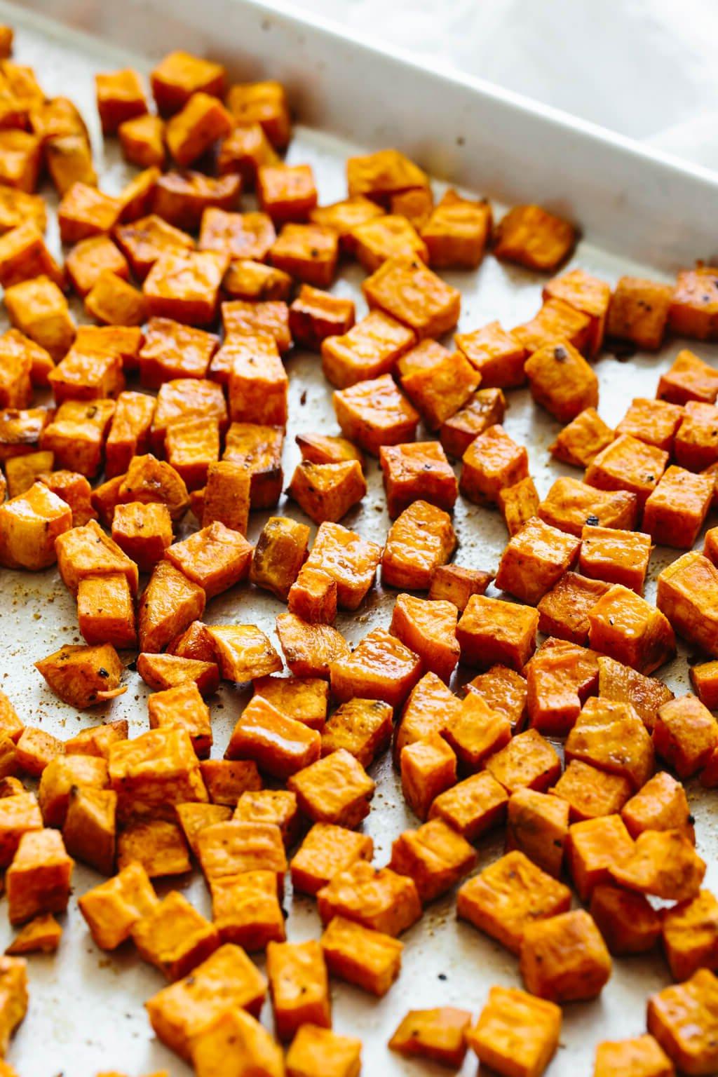 Über 50 einfache Whole30 Abendessen-Rezepte 81 Geröstete Süßkartoffeln auf einem Backblech.