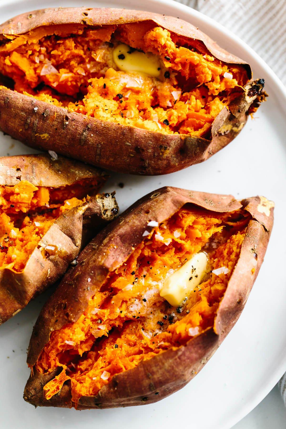 Über 50 einfache Whole30 Abendessen-Rezepte 82 Gebackene Süßkartoffel ist ein gesundes Beilagen- oder Hauptgericht. Erfahren Sie, wie Sie Süßkartoffeln perfekt im Ofen backen.