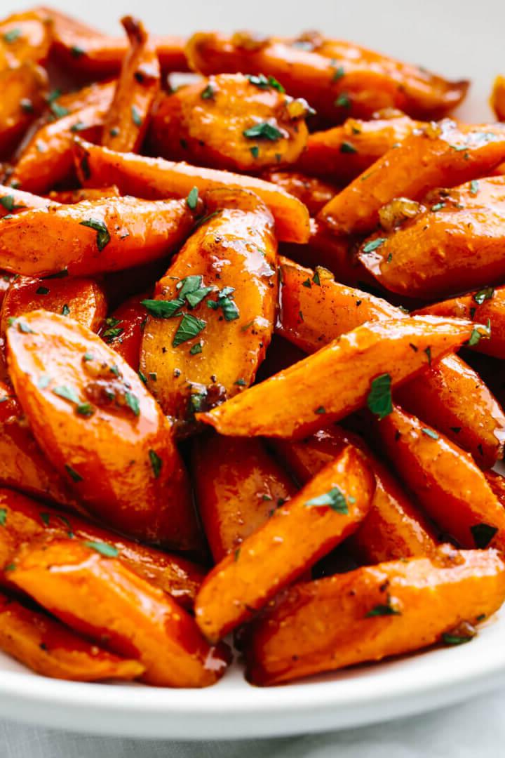 Thanksgiving Menü und Rezepte 6 Eine weiße Schüssel mit honigglasierten Karotten.