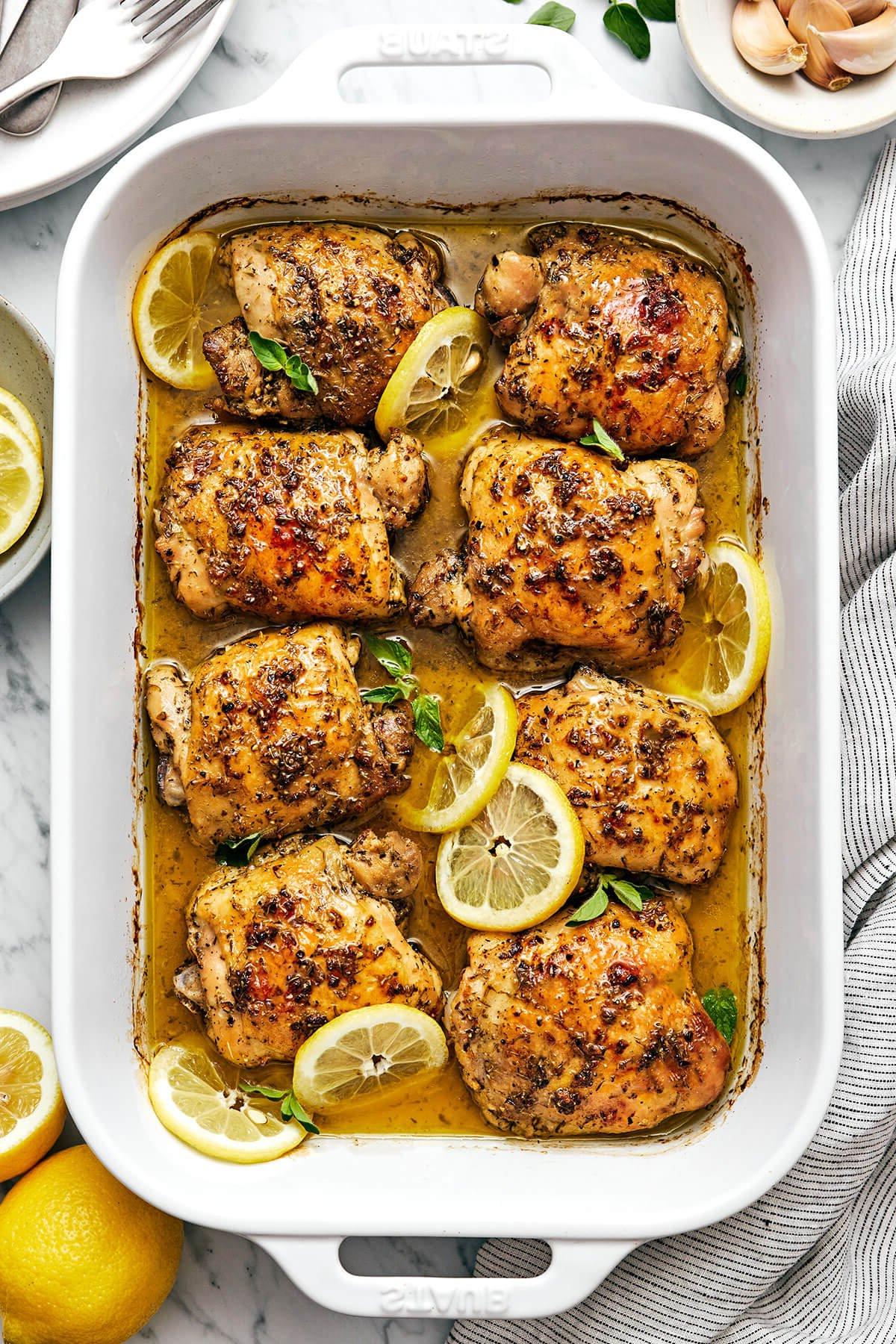 10+ Beste Hähnchenschenkel-Rezepte 10 Griechisches Zitronenhähnchen in einer Backform.