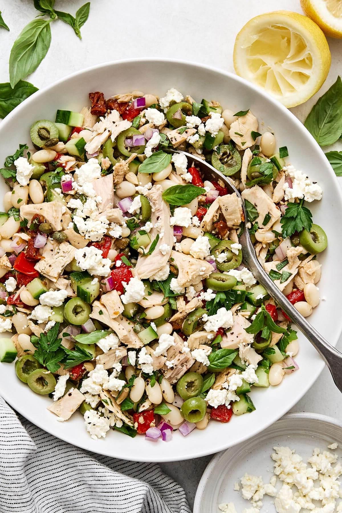 Top 10 Rezepte 2024 10 Toskanischer Thunfischsalat in einer Schüssel.