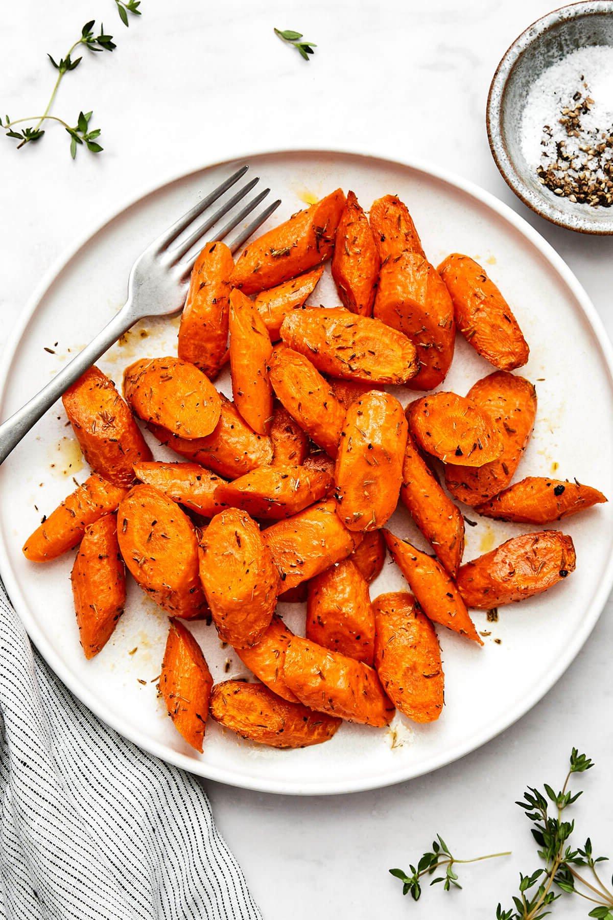 Einfache Heißluftfritteusen-Rezepte zum Immer-wieder-Zubereiten 10 A plate of air fryer carrots