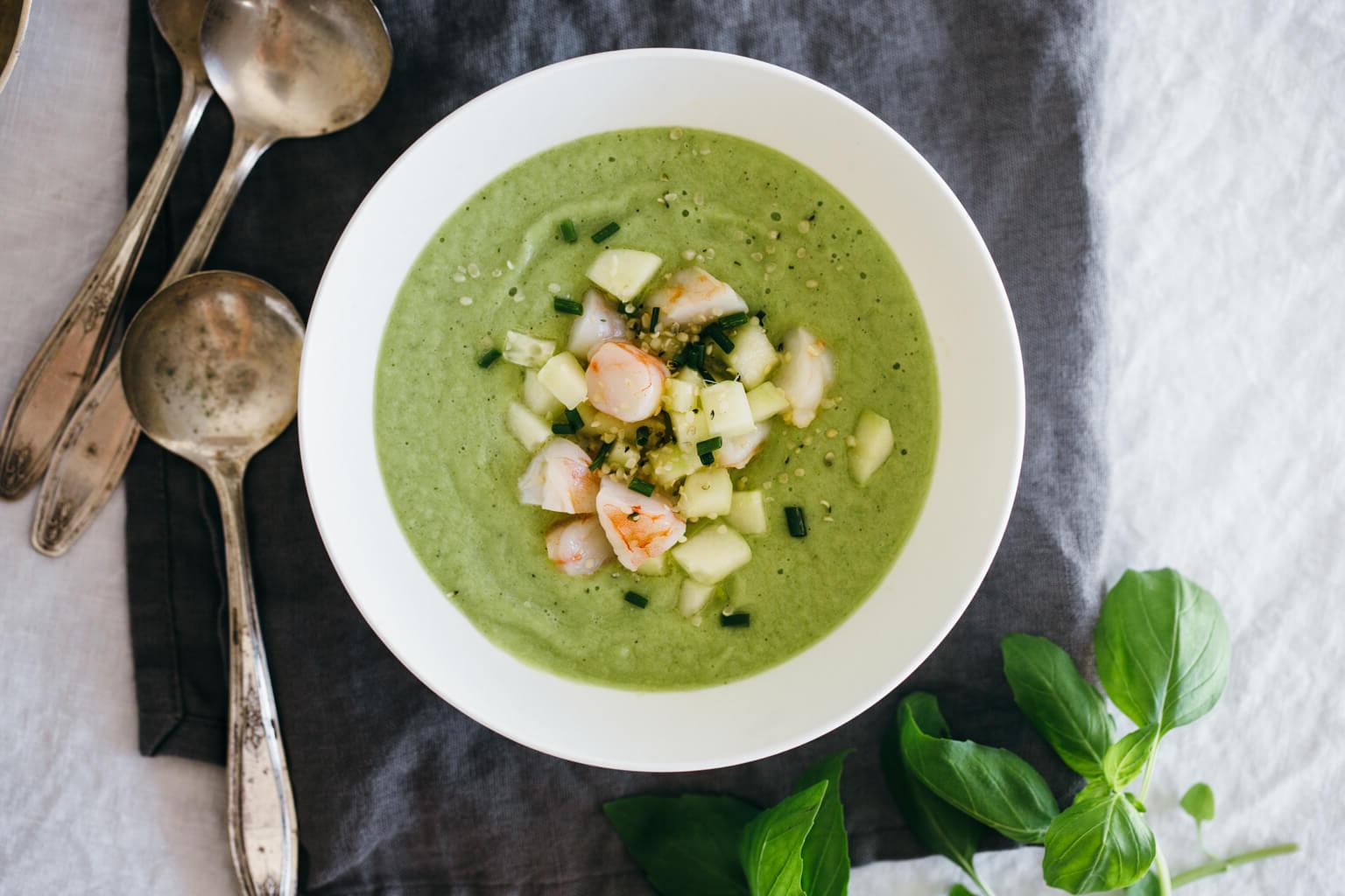 (glutenfrei, paleo) Gurken-Melonen-Gazpacho mit Ingwer-Garnelen. Eine kühlende und köstliche Gazpacho, perfekt für den Sommer!