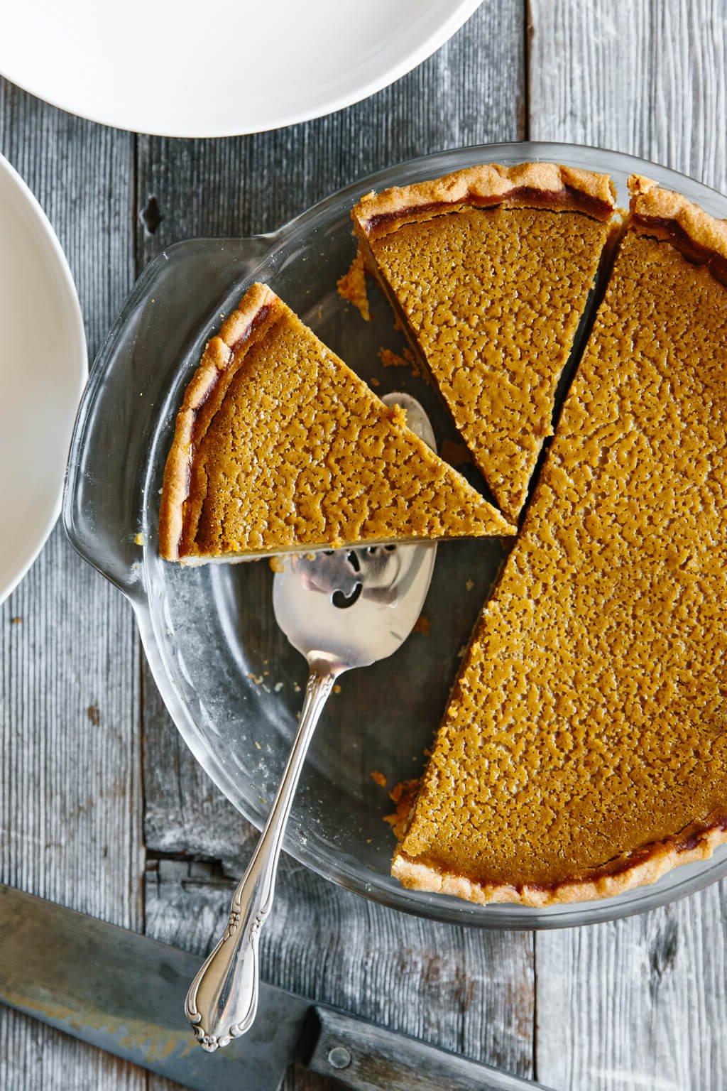 25+ Einzigartige Erntedankfest-Desserts 10 Einen Paleo-Kürbiskuchen in Scheiben schneiden.