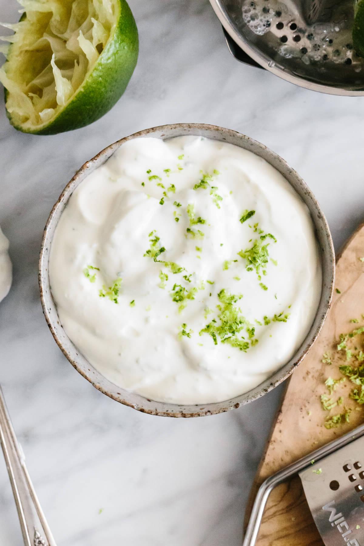 30+ Mexikanische Rezepte – Perfekt für den Cinco de Mayo 10 Limetten-Crema in einer Servierschale.