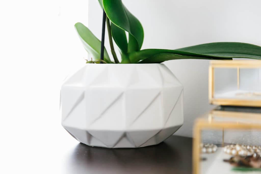 Mein modernes und minimalistisches Schlafzimmerdesign und -dekor. Mein Einrichtungsstil ist eine Mischung aus Minimalismus, Mid-Century Modern, Skandinavien und SoCal-Flair.