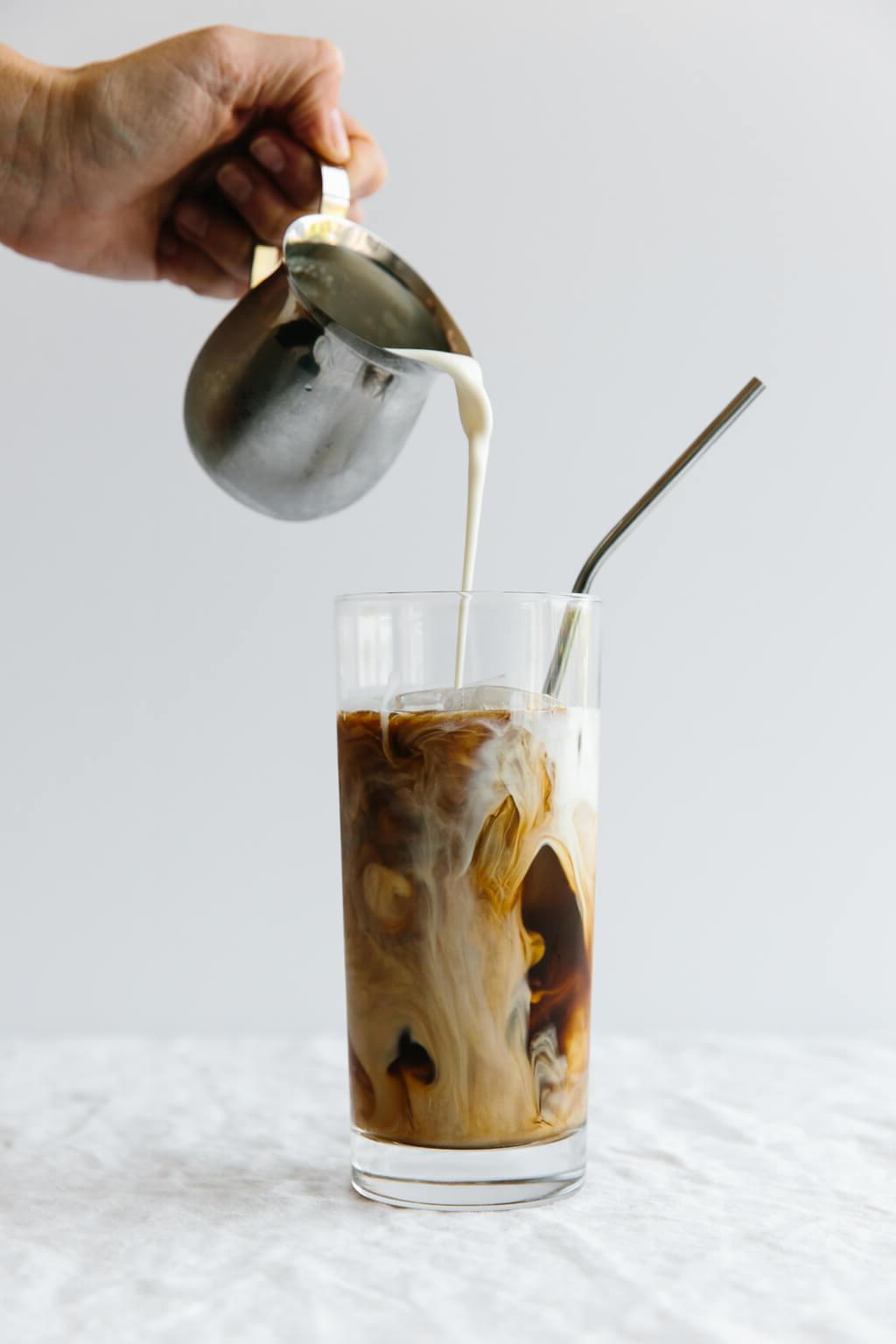 Cold Brew Kaffee ist erstaunlich einfach zu Hause zuzubereiten. Mit meinen Tipps (und einem kleinen schnellen Video) werden Sie die perfekte Tasse haben - und müssen ihn nie wieder kaufen.