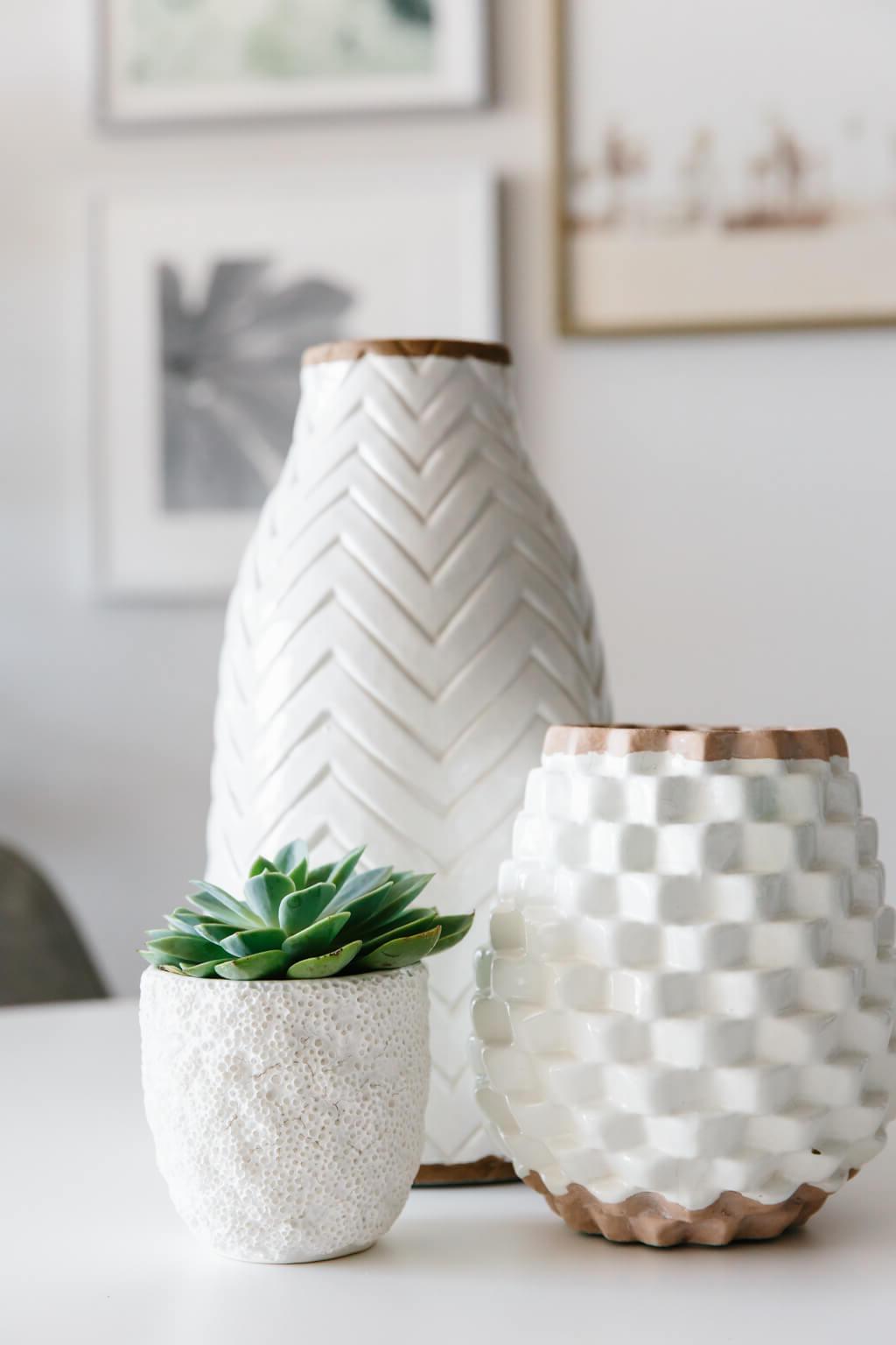 Tour durch mein modernes, minimalistisches Wohnzimmer. Mein Einrichtungsstil ist eine Mischung aus Minimalismus, Mid-Century Modern, Skandinavien und SoCal-Flair. Helle, offene Raumgestaltung mit stilvoller Tischdekoration.