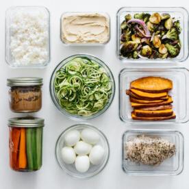 9 Meal Prep Ideen, um Zeit in der Küche zu sparen 10 Meal-Prep-Zutaten in separaten Behältern.