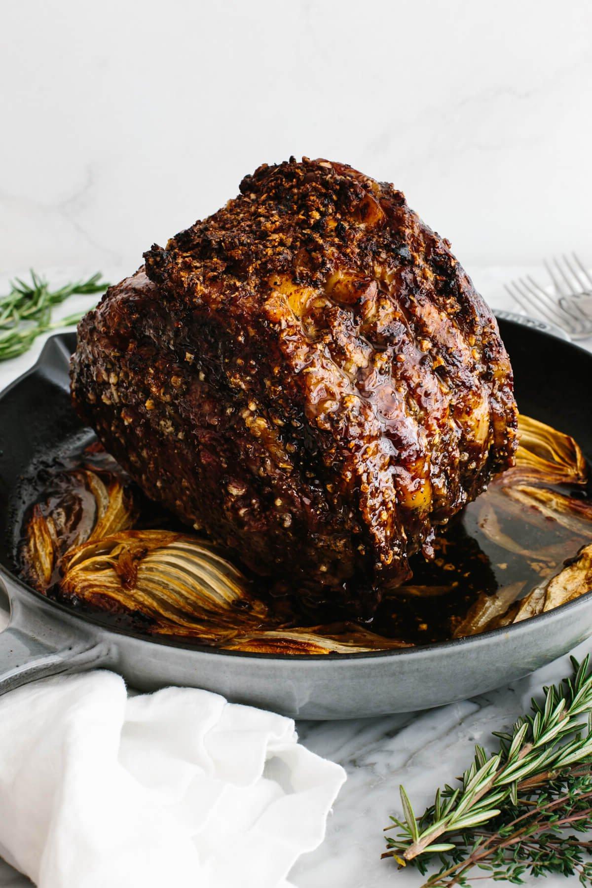 50+ Beste Weihnachtsessen Ideen 2 Im Ofen gebratenes, perfekt gegartes Prime Rib in einer Pfanne.