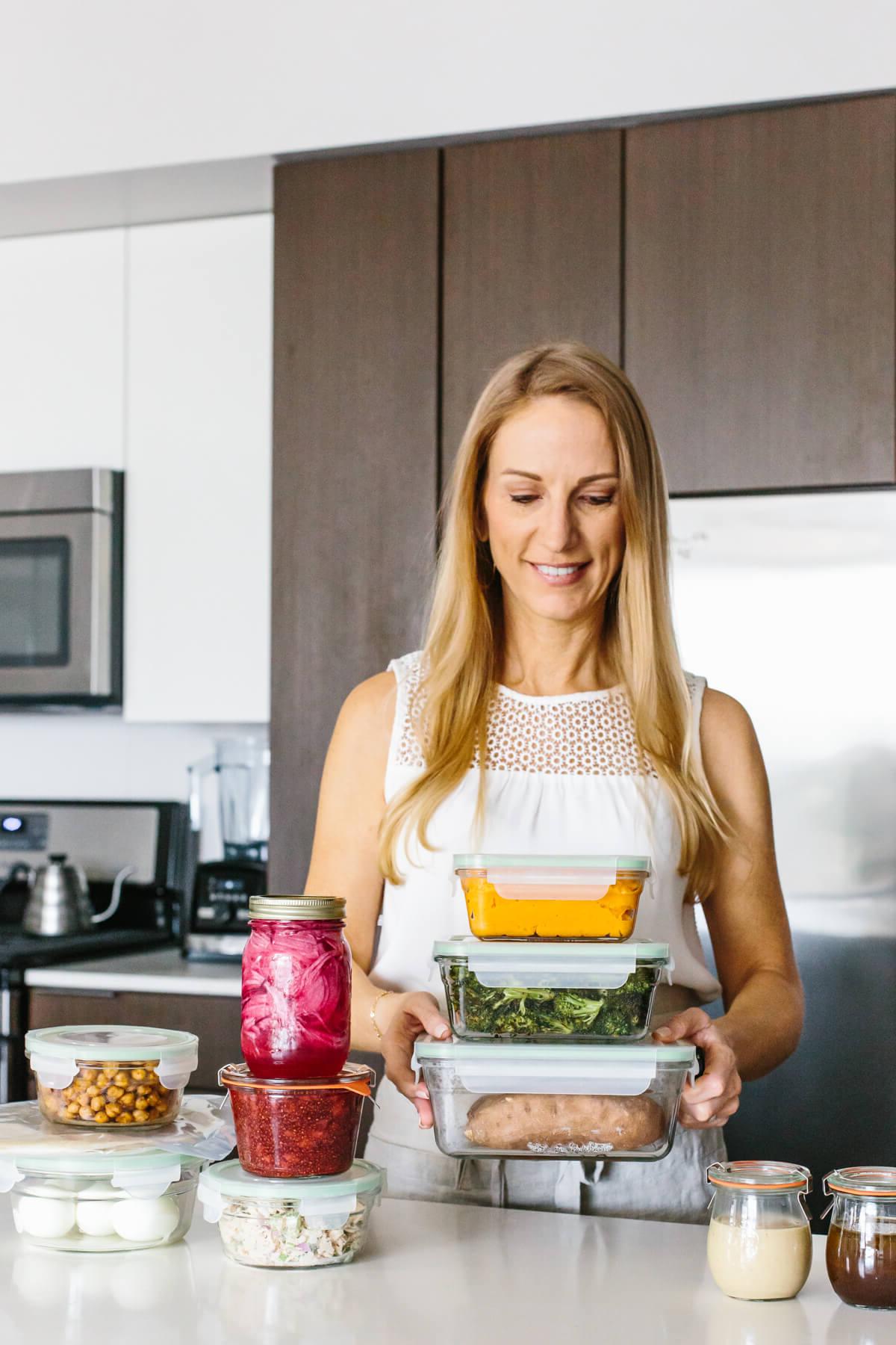Dieses preiswerte Meal Prep zeigt, dass gesunde Ernährung nicht teuer sein muss. Verwandeln Sie 11 vorbereitete Zutaten in 7 Mahlzeiten, die jeweils nur 3€ kosten! Budgetfreundliche Meal-Prep-Behälter in der Hand