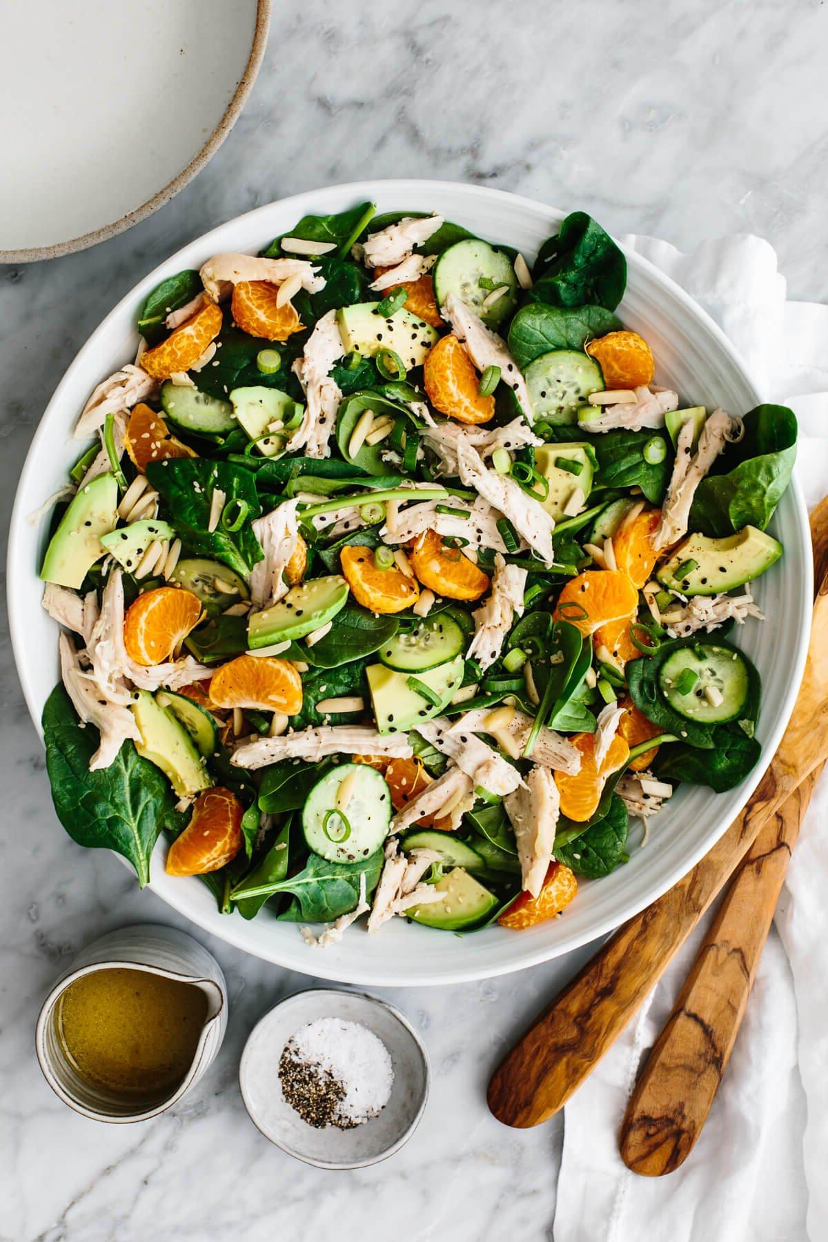 Über 40 einfache und gesunde Salatrezepte 2 Eine große Schüssel Mandarin-Hähnchensalat.