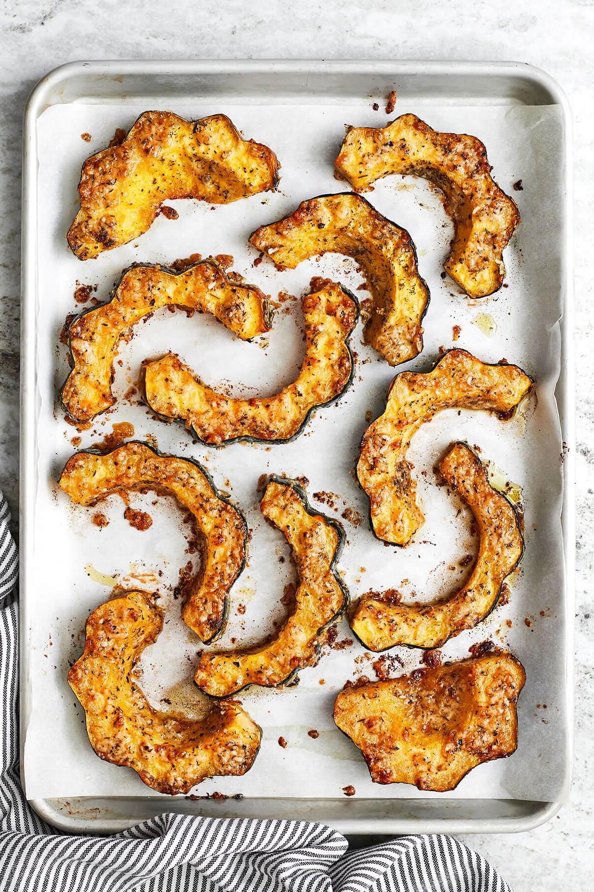 Die Ultimative Liste der Thanksgiving-Beilagen 2 Ein Backblech gefüllt mit Parmesan-Kräuter-geröstetem Eichelkürbis