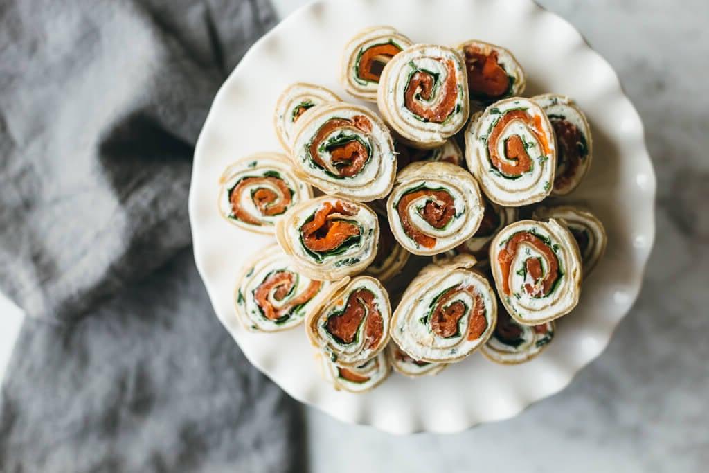 Maniokmehl-Tortilla mit Kräuter-Ziegenkäse, Spinat und Räucherlachs-Pinwheel. Glutenfrei und Paleo-freundlich.