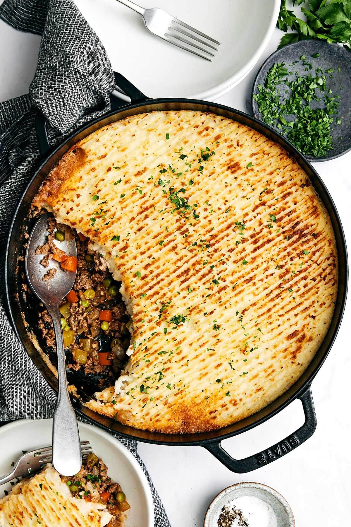 Die besten St. Patrick's Day Essensideen 2 Eine Pfanne mit Cottage Pie.