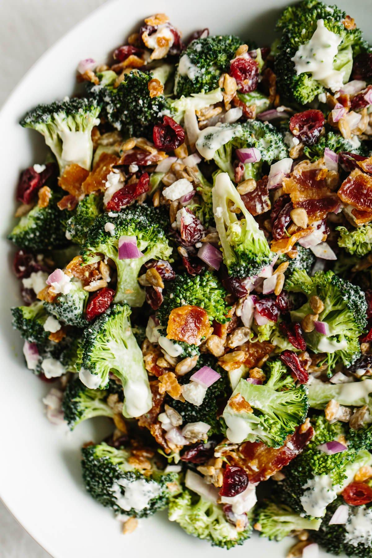 50+ Beste Weihnachtsessen Ideen 11 Brokkolisalat in einer Schüssel.