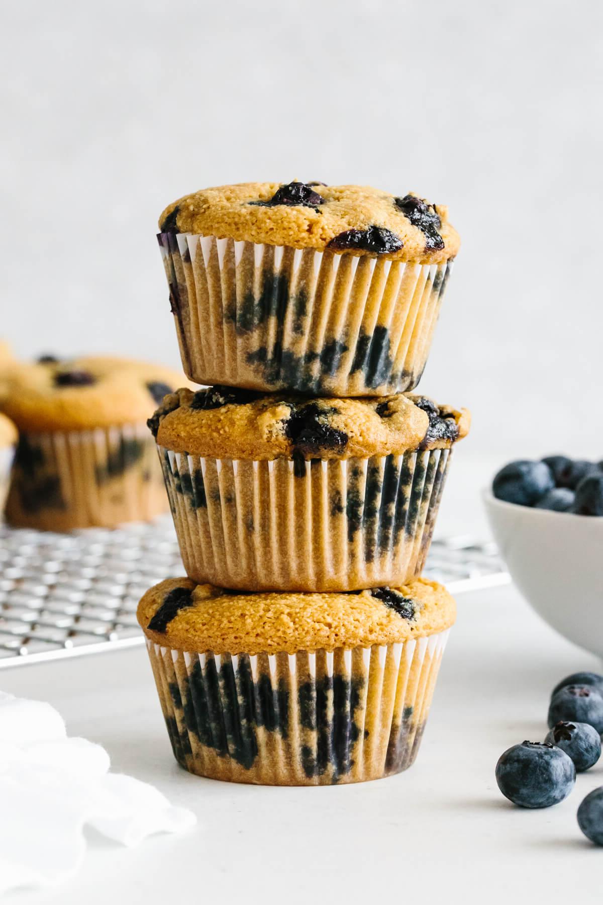 Die beliebtesten Weihnachtsfrühstücksideen 11 Drei Paleo-Blaubeermuffins übereinander gestapelt.