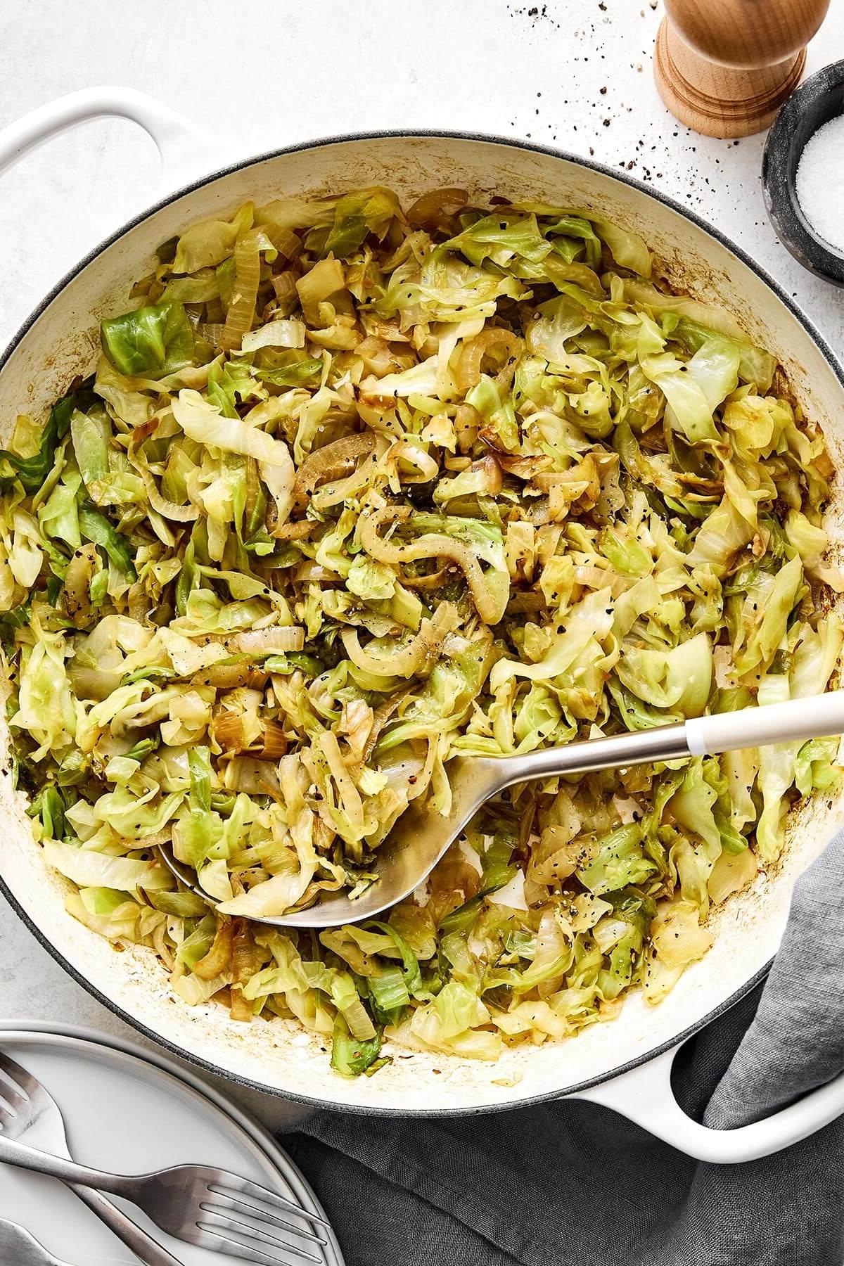 Die besten St. Patrick's Day Essensideen 11 Eine Pfanne mit sautiertem Kohl.