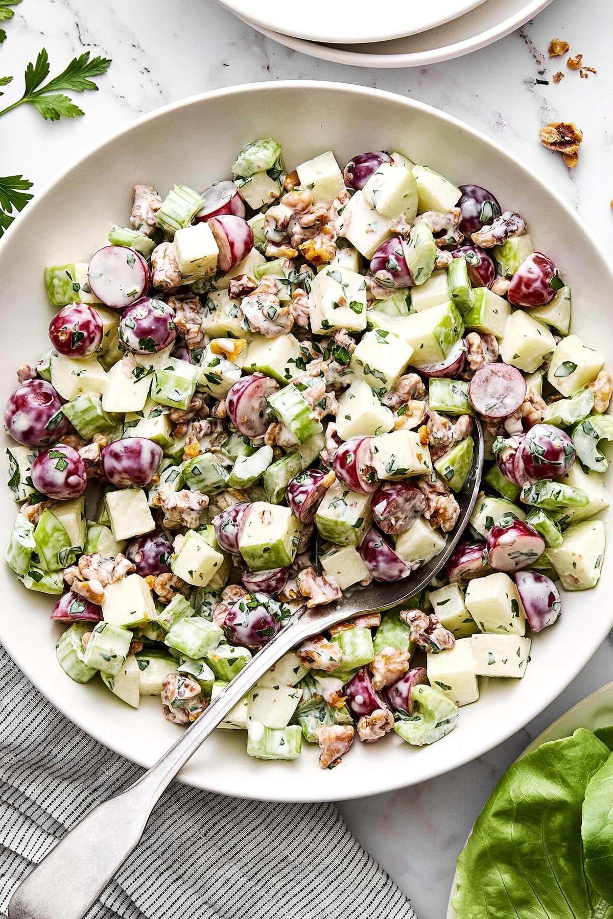 50+ Beste Weihnachtsessen Ideen 12 Eine Schüssel Waldorf-Salat.