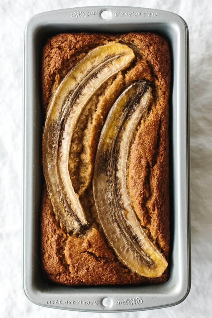 Die beliebtesten Weihnachtsfrühstücksideen 12 Paleo-Bananenbrot in einer Kastenform.