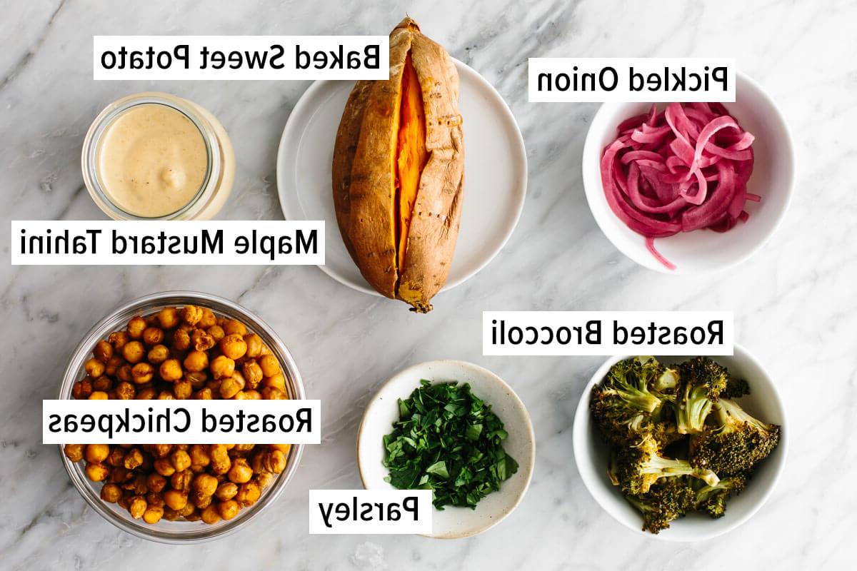 Dieses preiswerte Meal Prep zeigt, dass gesunde Ernährung nicht teuer sein muss. Verwandeln Sie 11 vorbereitete Zutaten in 7 Mahlzeiten, die jeweils 3€ oder weniger kosten! Zutaten für gefüllte Süßkartoffeln mit Kichererbsen in einem budgetfreundlichen Meal Prep