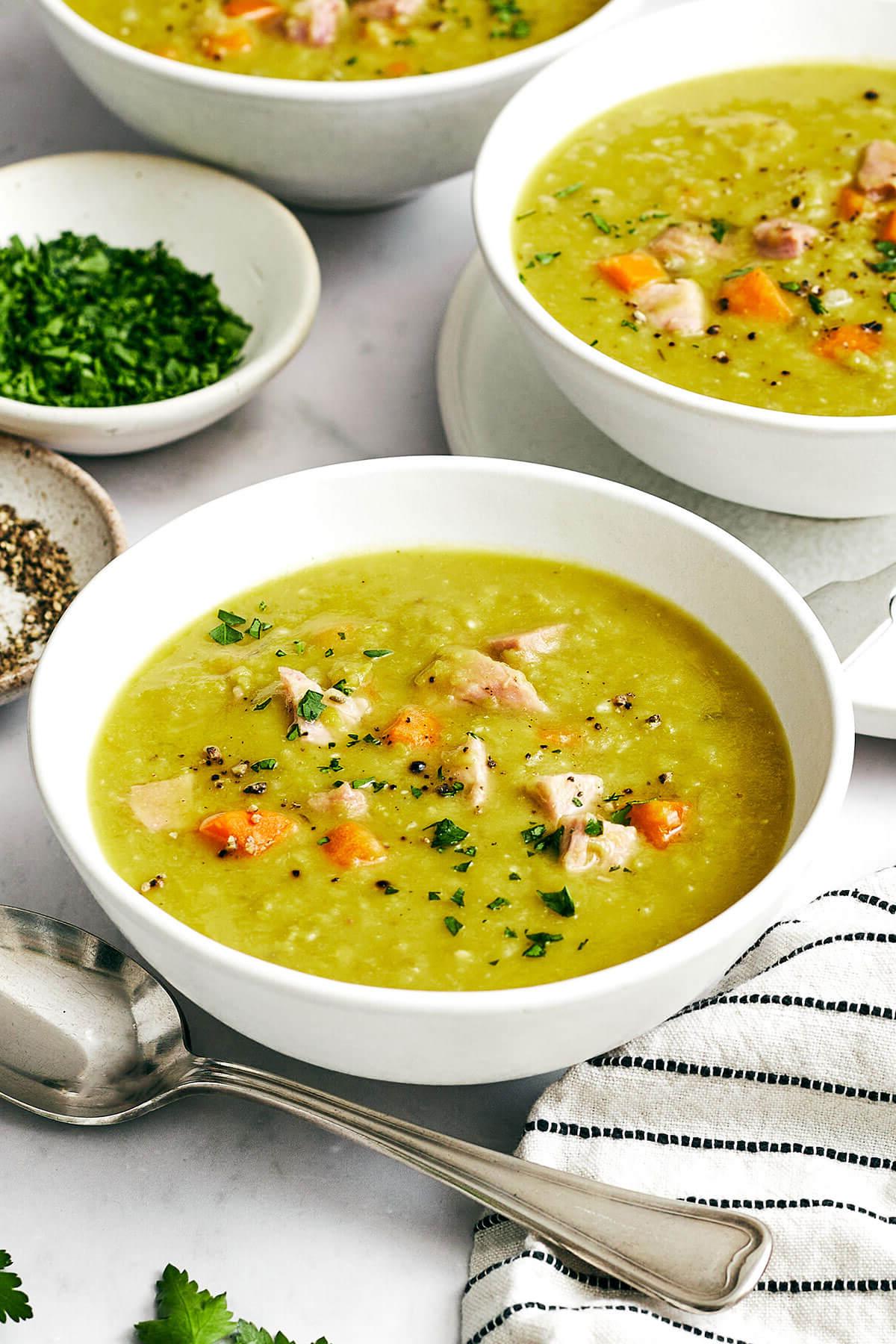 50+ Beste Weihnachtsessen Ideen 13 Schüsseln mit Erbsensuppe