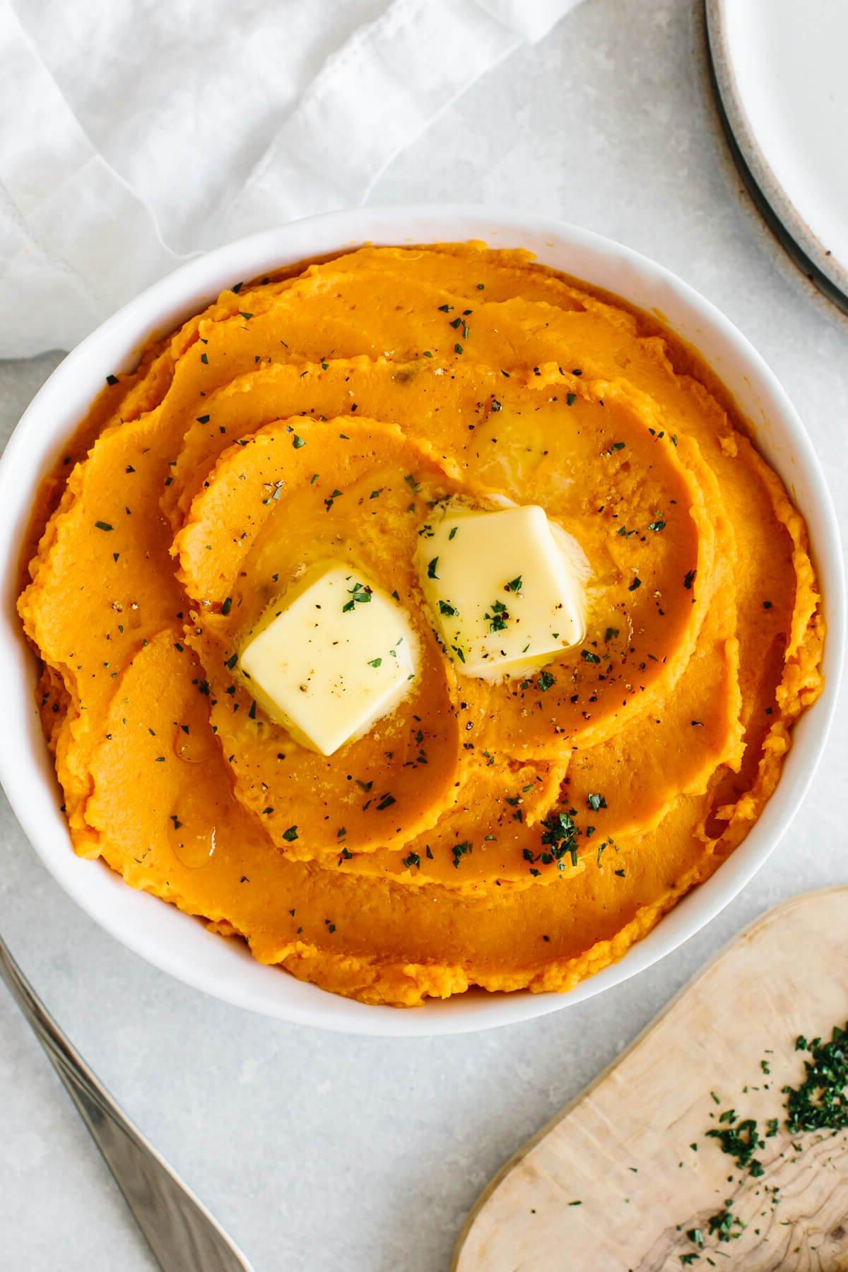 Die Ultimative Liste der Thanksgiving-Beilagen 13 Süßkartoffelpüree mit Butter.