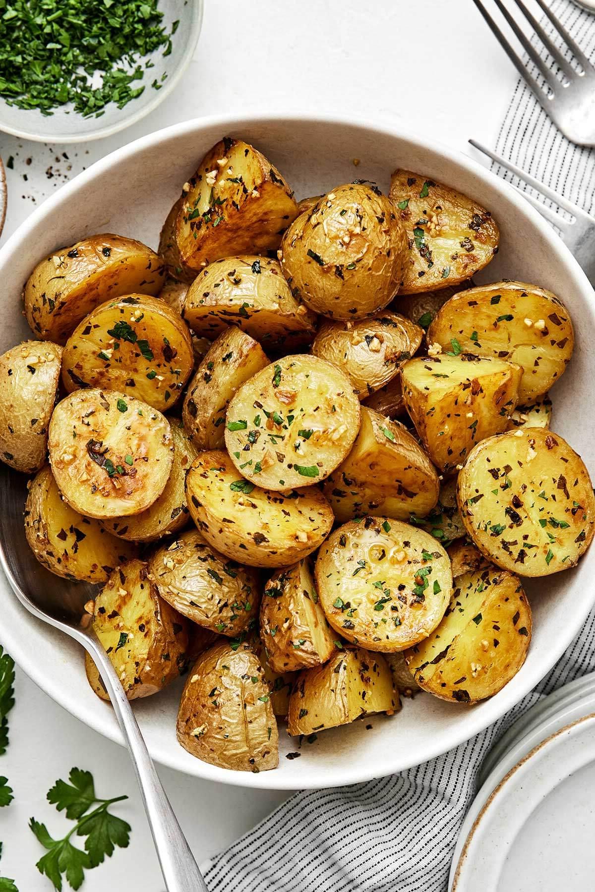 Die besten St. Patrick's Day Essensideen 13 Knoblauch-Röstkartoffeln in einer Schüssel.