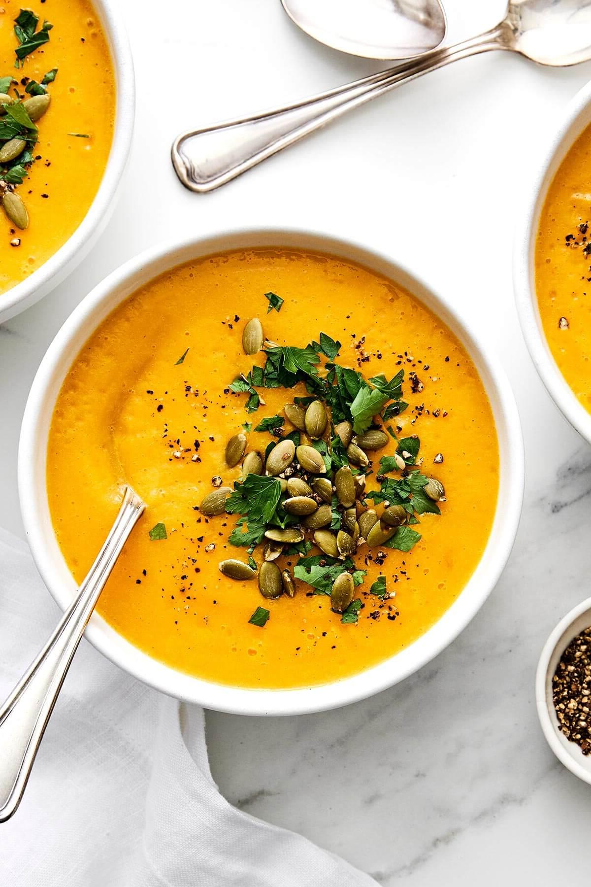 50+ Beste Weihnachtsessen Ideen 14 Eine Schüssel Butternusskürbis-Suppe.
