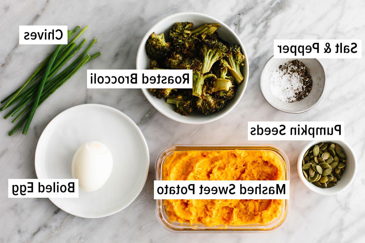 Dieses preiswerte Meal Prep zeigt, dass gesunde Ernährung nicht teuer sein muss. Verwandeln Sie 11 vorbereitete Zutaten in 7 Mahlzeiten, die jeweils 3€ oder weniger kosten! Zutaten für zerdrückte Süßkartoffel-Bowl für budgetfreundliches Meal Prep