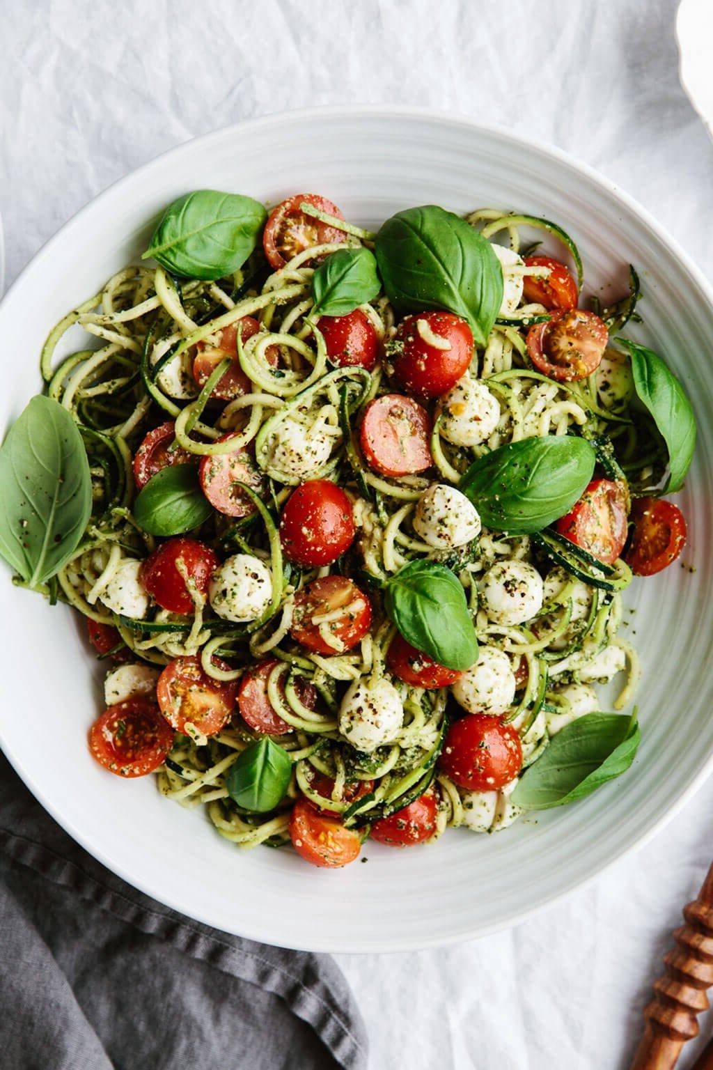 Zucchini-Nudel-Caprese-Salat Rezept