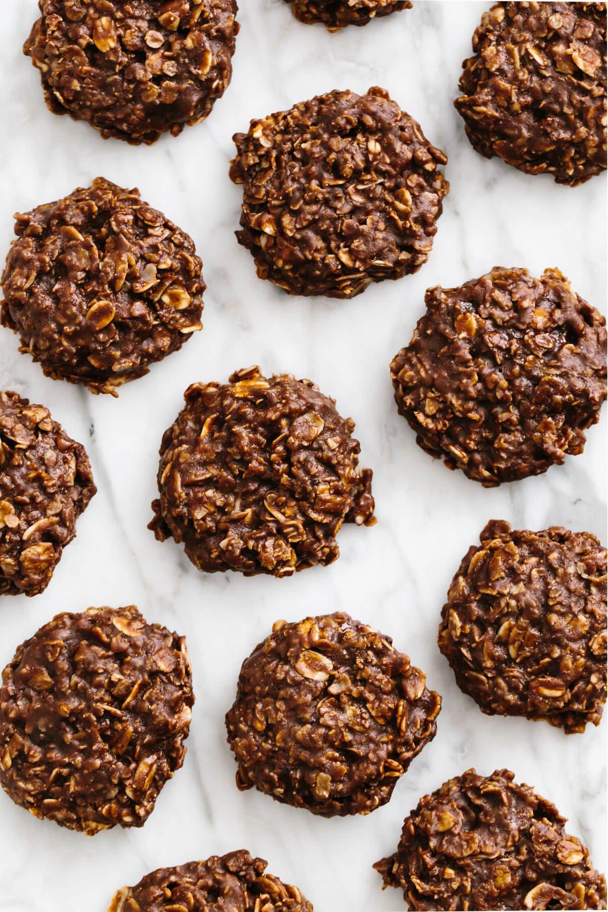 50+ Beste Weihnachtsessen Ideen 15 Kekse ohne Backen auf einer Marmorarbeitsplatte.
