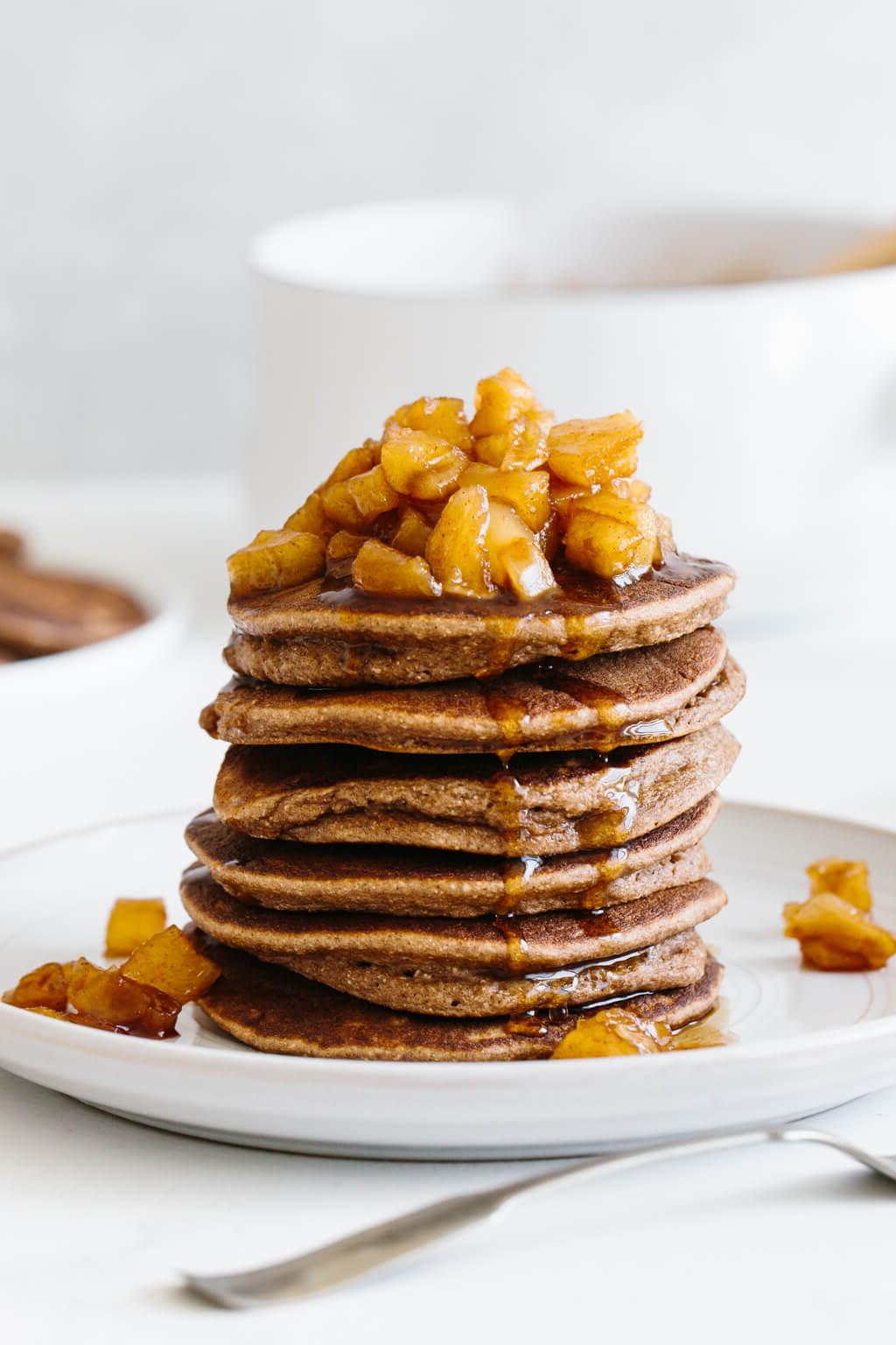 Die beliebtesten Weihnachtsfrühstücksideen 15 Stapel Paleo-Pfannkuchen mit Ahorn-Apfel-Zimt-Topping.
