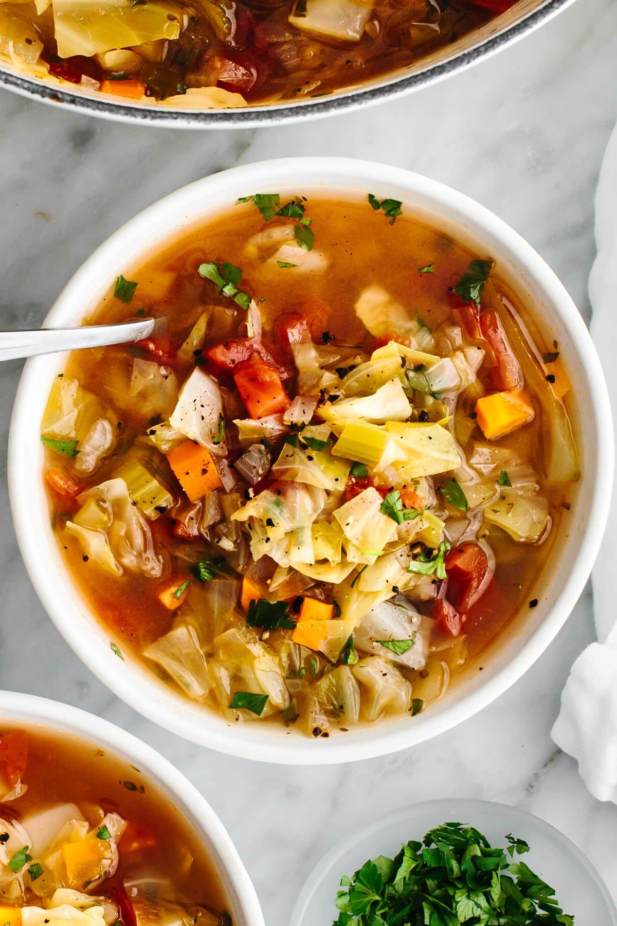 Kohlsuppe in einer Schüssel auf einem Tisch.