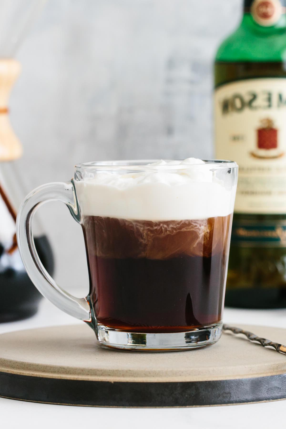 Die besten St. Patrick's Day Essensideen 15 Irischer Kaffee auf einem Servierteller.