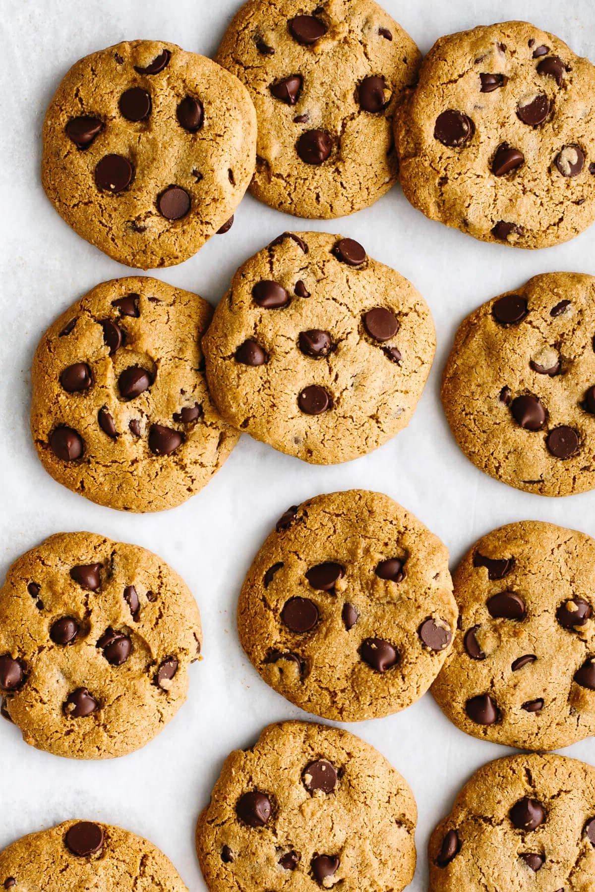 50+ Beste Weihnachtsessen Ideen 16 Glutenfreie Schokoladenkekse mit Schokostückchen auf einem Backblech ausgebreitet.