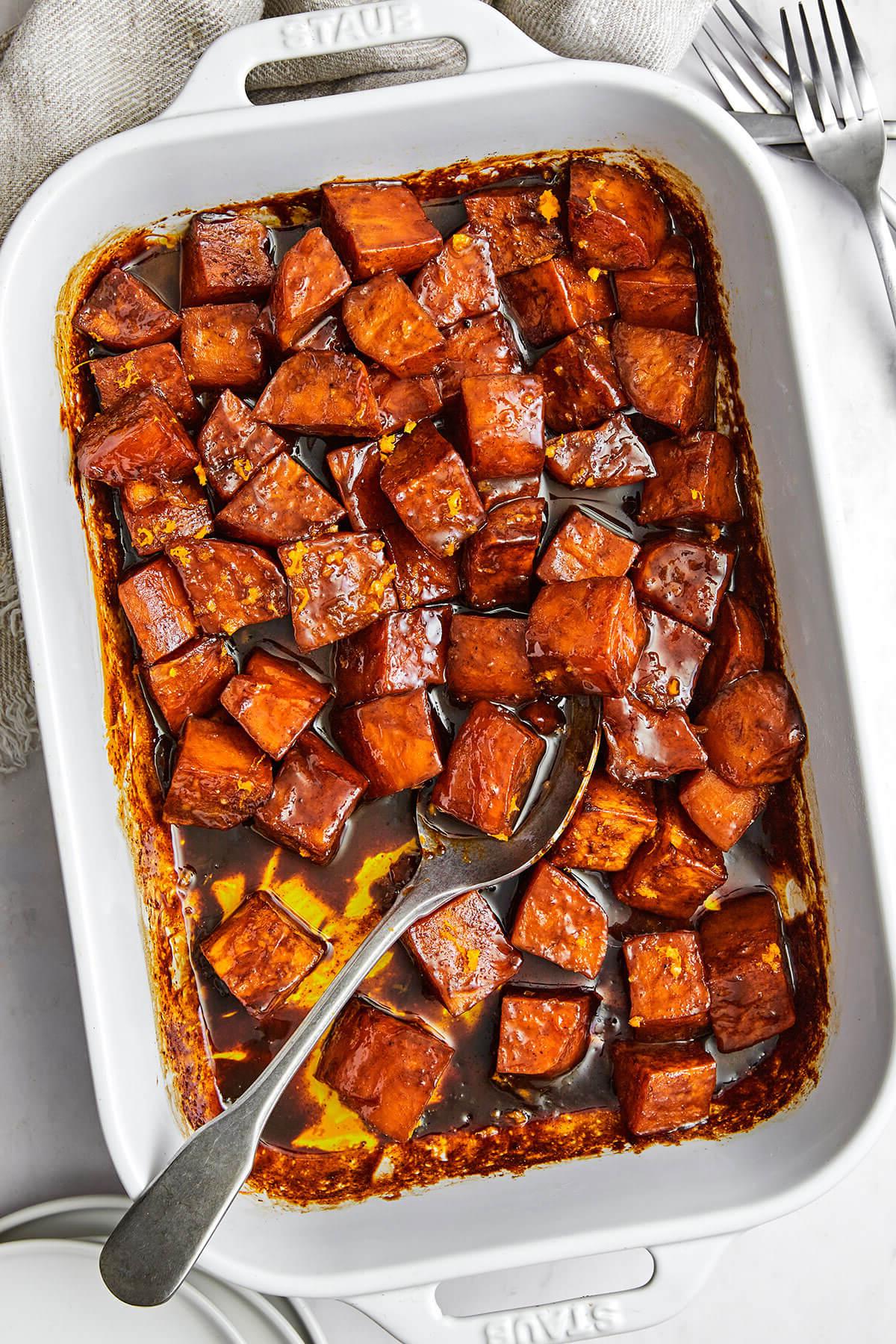Die Ultimative Liste der Thanksgiving-Beilagen 16 Kandierte Süßkartoffeln in einer Auflaufform.