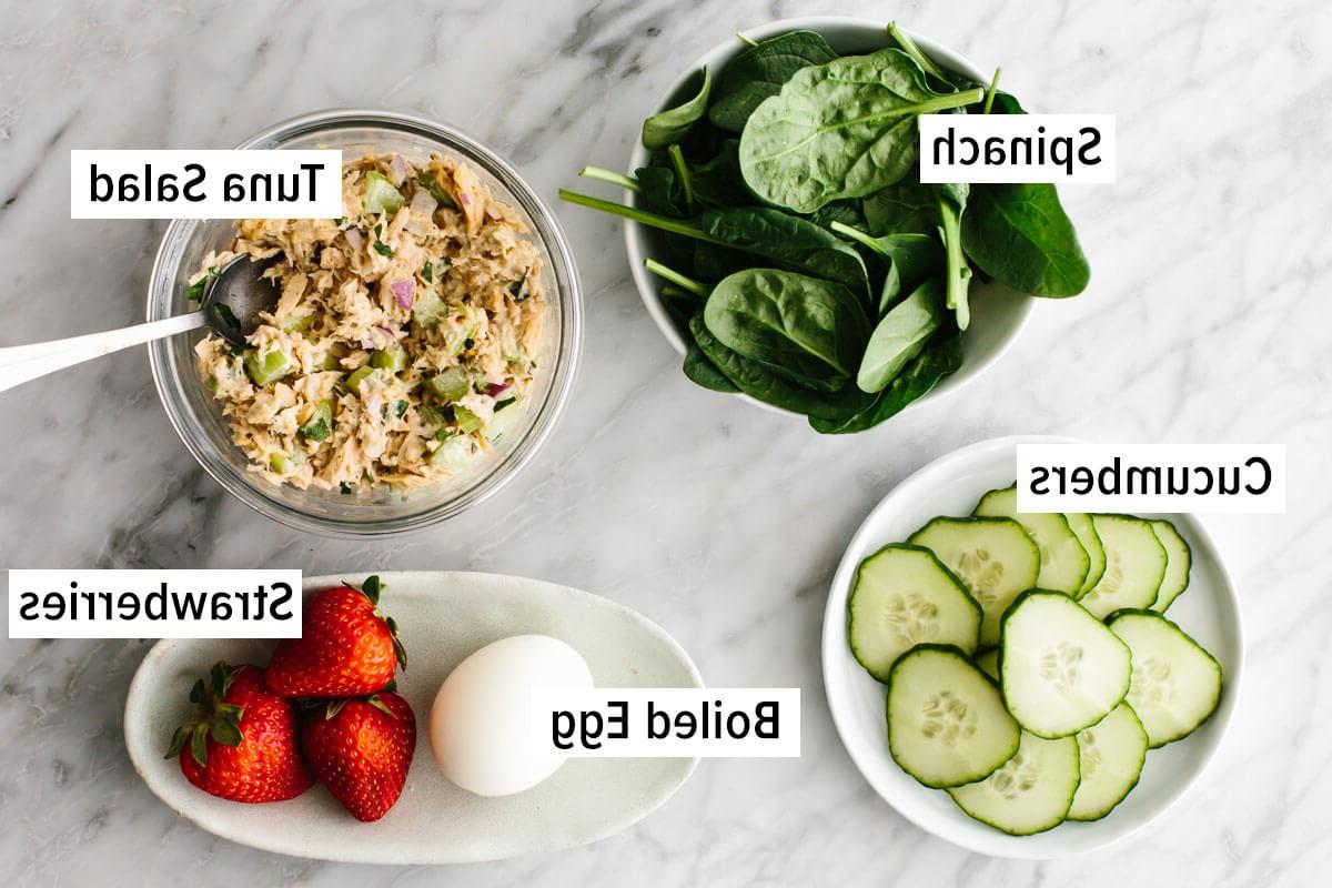 Dieses preiswerte Meal Prep zeigt, dass gesunde Ernährung nicht teuer sein muss. Verwandeln Sie 11 vorbereitete Zutaten in 7 Mahlzeiten, die jeweils 3€ oder weniger kosten! Zutaten für eine Bento-Box für budgetfreundliches Meal Prep
