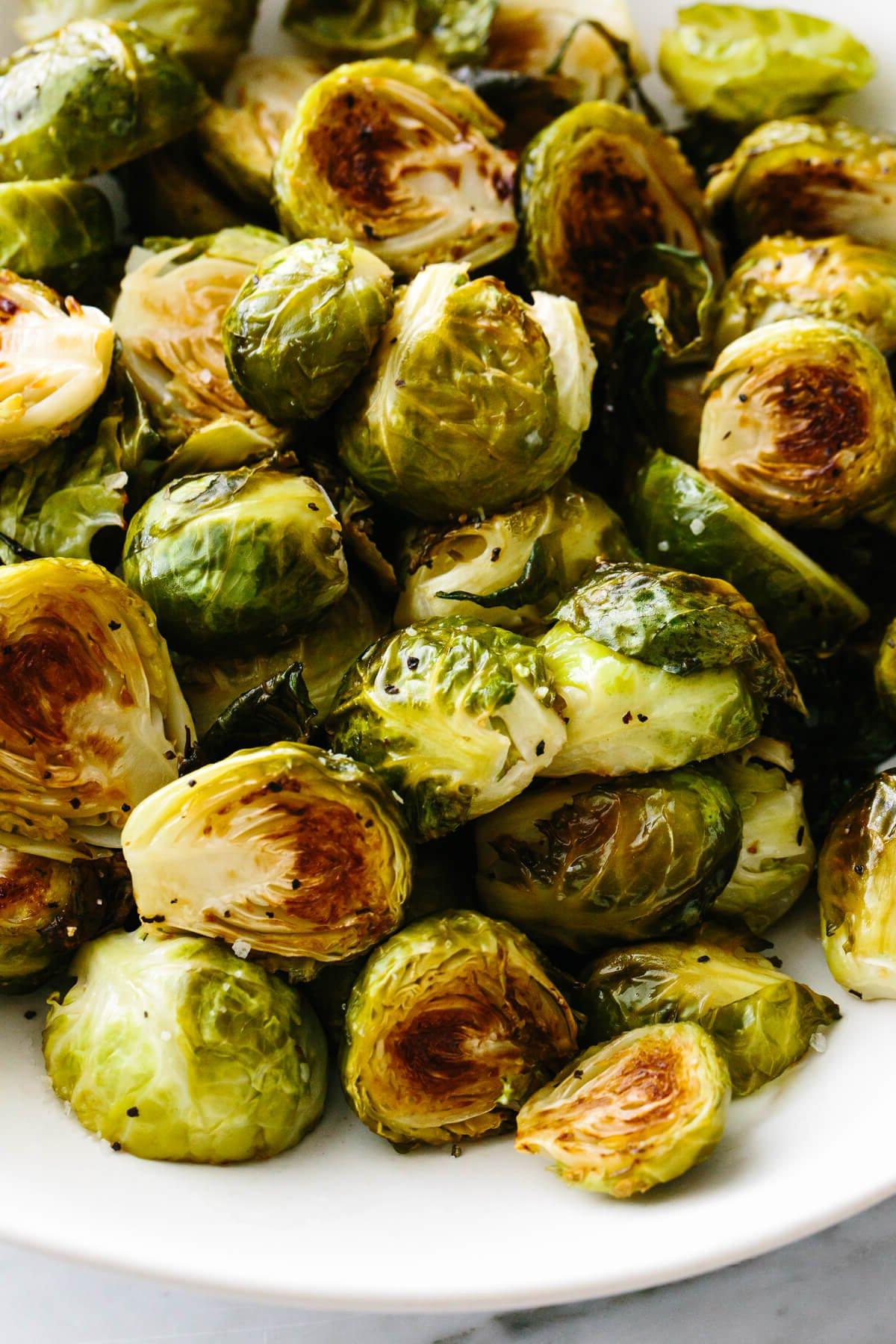 Die Ultimative Liste der Thanksgiving-Beilagen 17 Gerösteter Rosenkohl in einer großen weißen Schüssel.