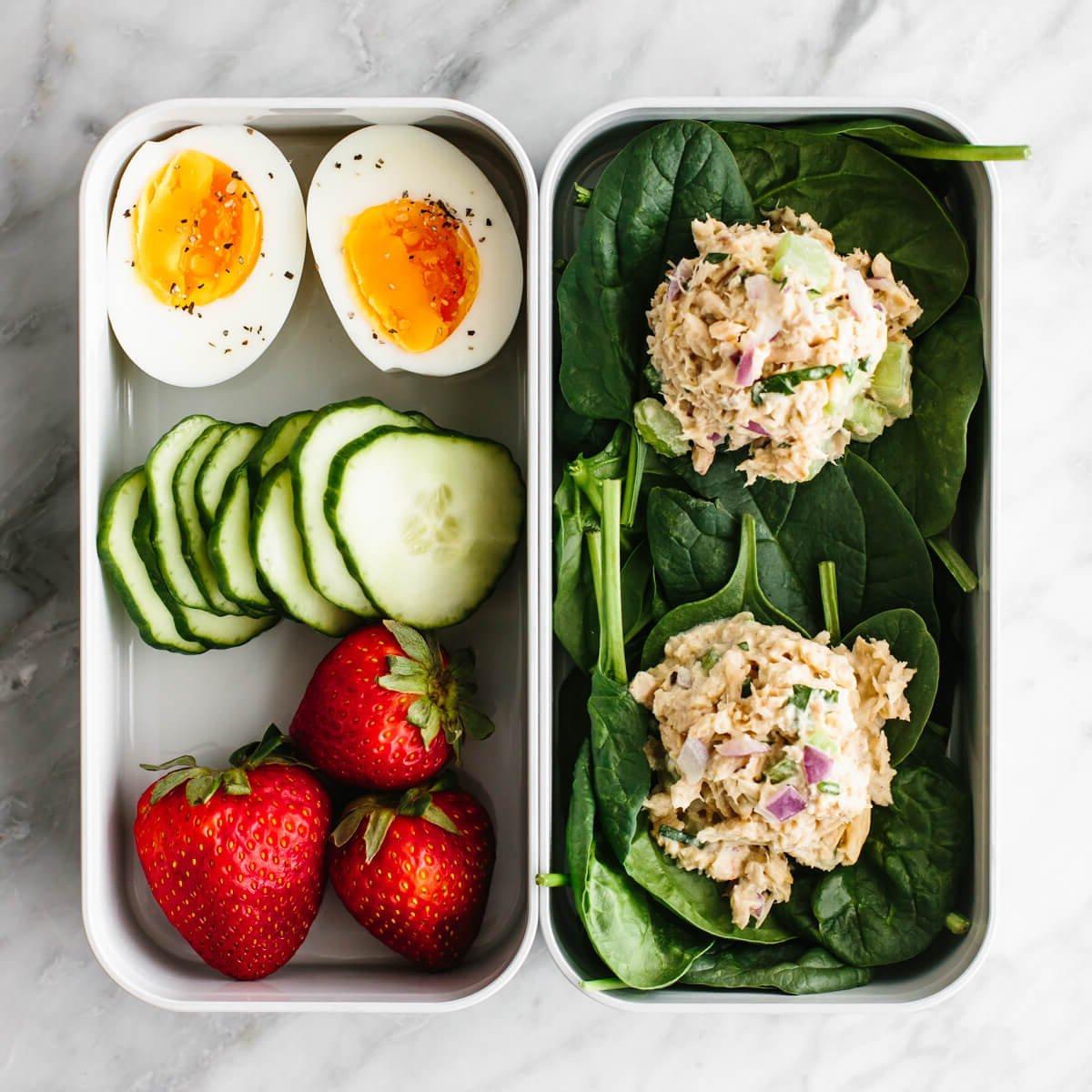 Dieses preiswerte Meal Prep zeigt, dass gesunde Ernährung nicht teuer sein muss. Verwandeln Sie 11 vorbereitete Zutaten in 7 Mahlzeiten, die jeweils 3€ oder weniger kosten! Thunfischsalat-Bento-Box für ein budgetfreundliches Meal Prep