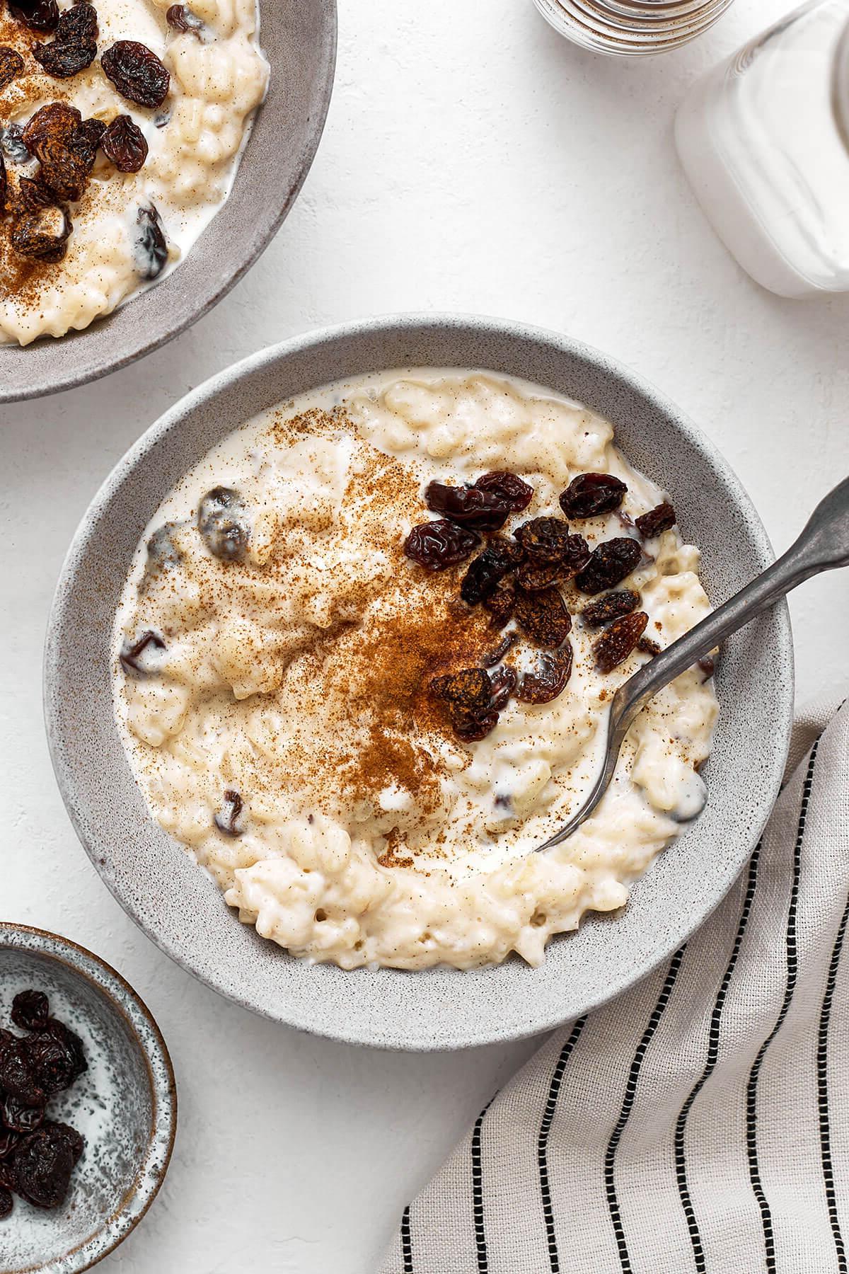 50+ Beste Weihnachtsessen Ideen 18 Eine Schüssel cremiger Milchreis mit Zimt und Rosinen