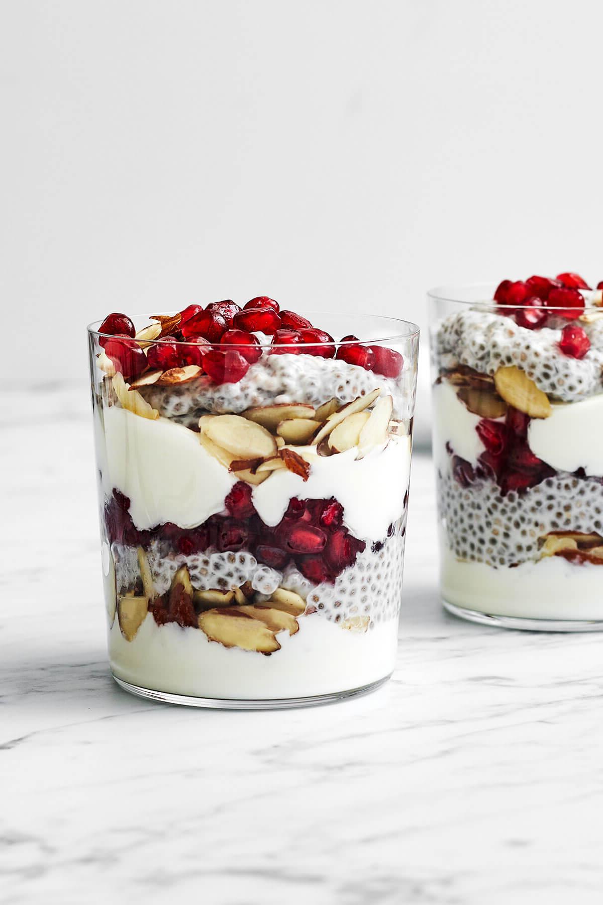 50+ Beste Weihnachtsessen Ideen 19 Glas Granatapfel-Chia-Pudding-Parfait