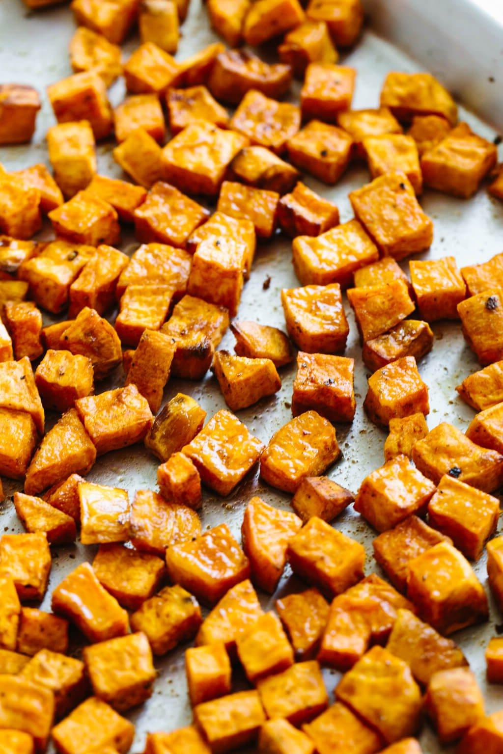 Die Ultimative Liste der Thanksgiving-Beilagen 19 Geröstete Süßkartoffeln auf einem Backblech.