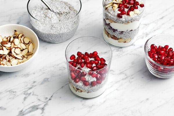 Granatapfel-Chia-Pudding-Parfaits zubereiten