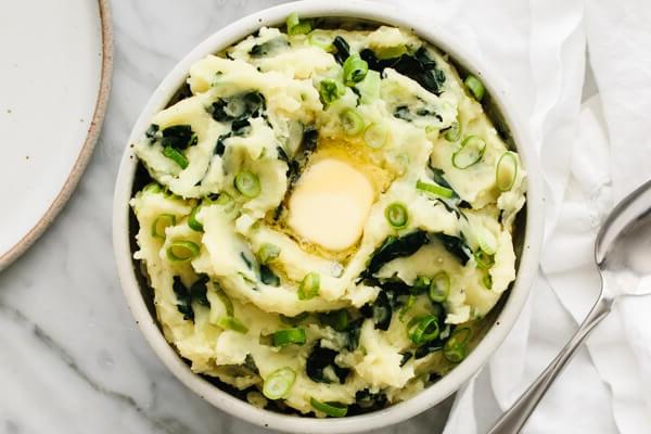 Eine kleine Schüssel Colcannon neben einer Serviette.
