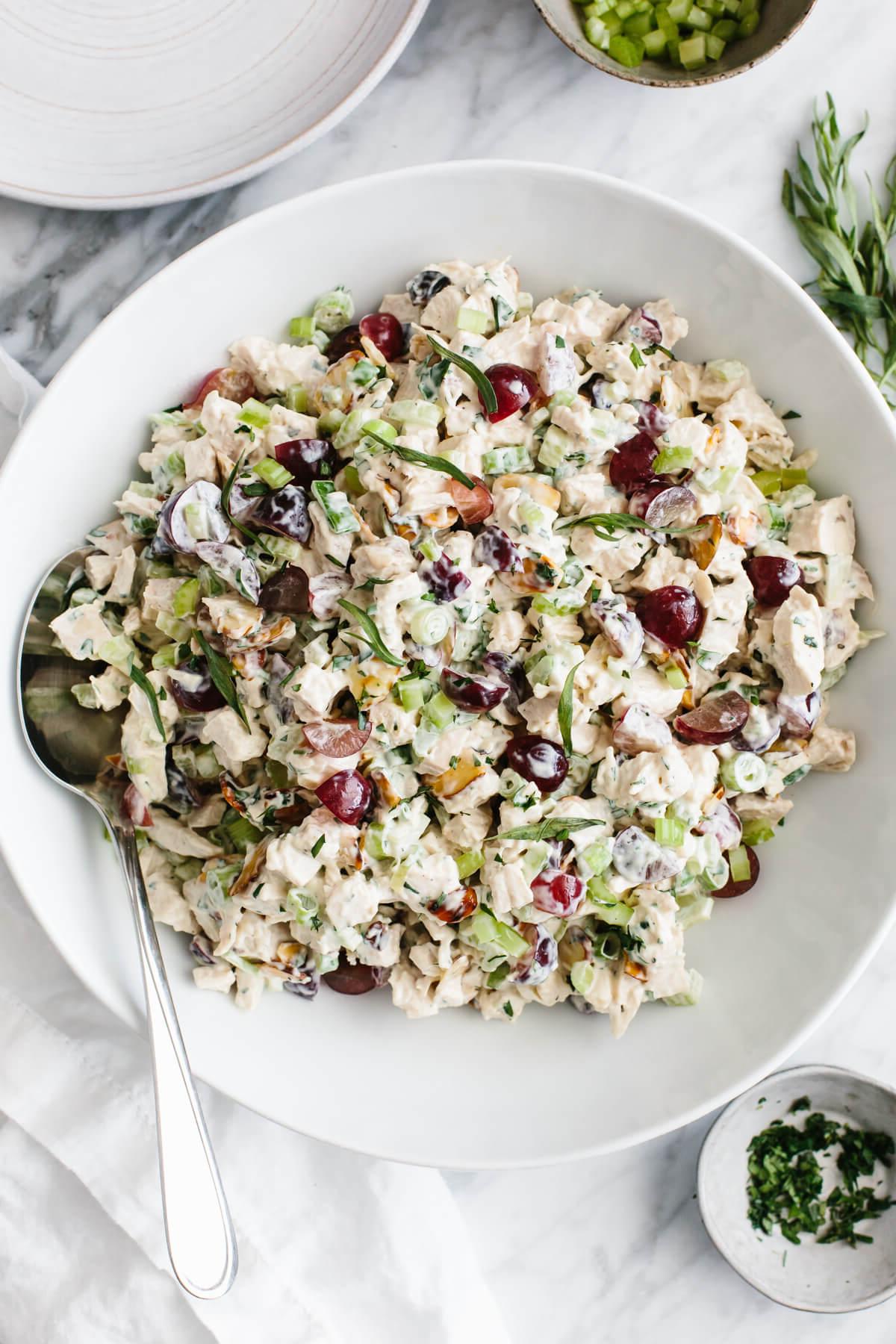 Über 40 einfache und gesunde Salatrezepte 3 Hähnchensalat in einer weißen Schüssel mit Löffel.