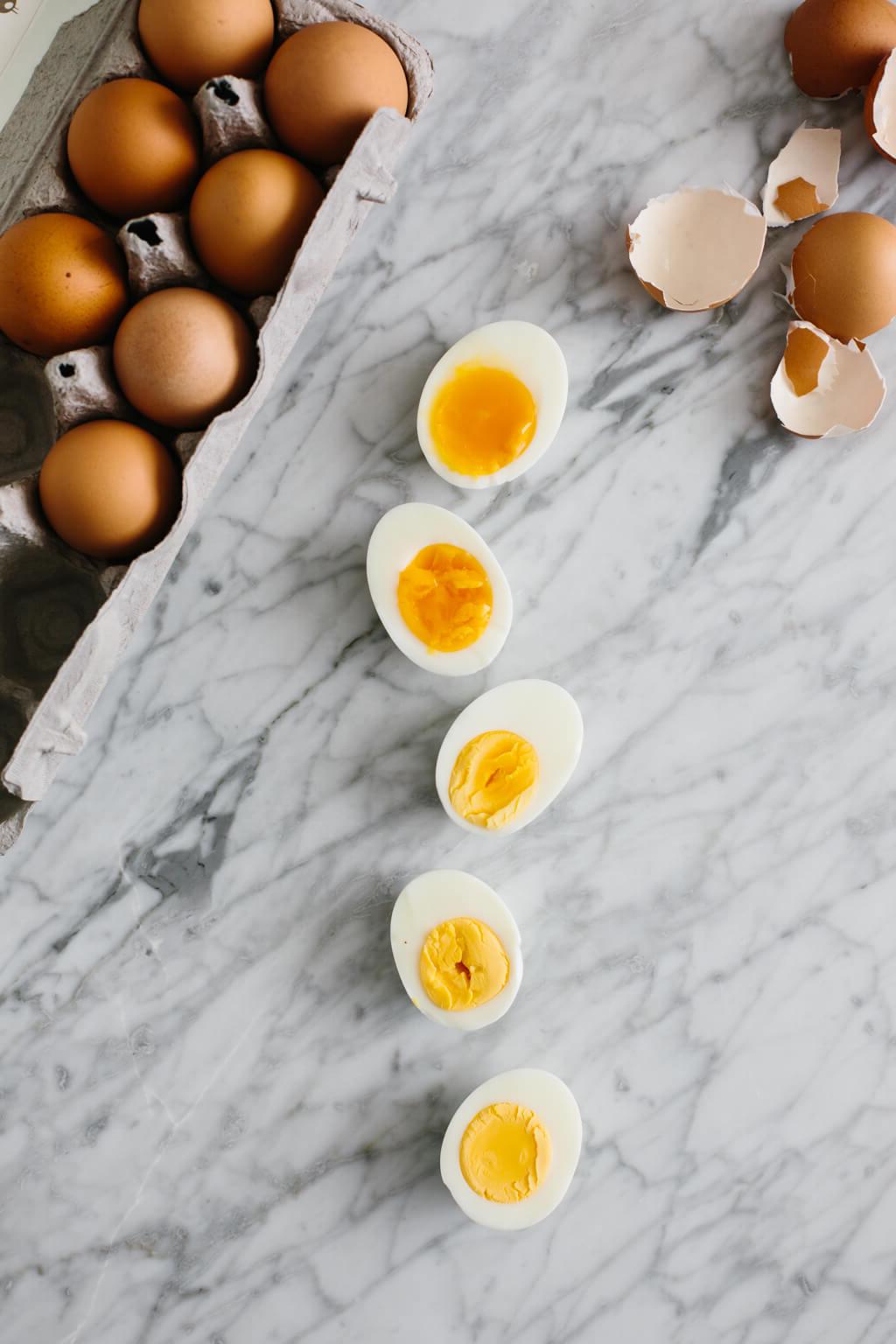 Lernen Sie, wie man hartgekochte (und weichgekochte) Eier zubereitet, damit sie jedes Mal perfekt gelingen. Mein Rezept für hartgekochte Eier ist supereinfach und ermöglicht es Ihnen, eine Vielzahl von Eiern für die ganze Familie in einem Topf zu kochen.