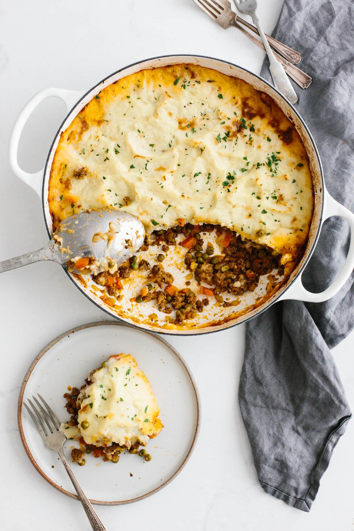 Die besten St. Patrick's Day Essensideen 3 Schäferpastete auf einem Tisch neben einer Serviette